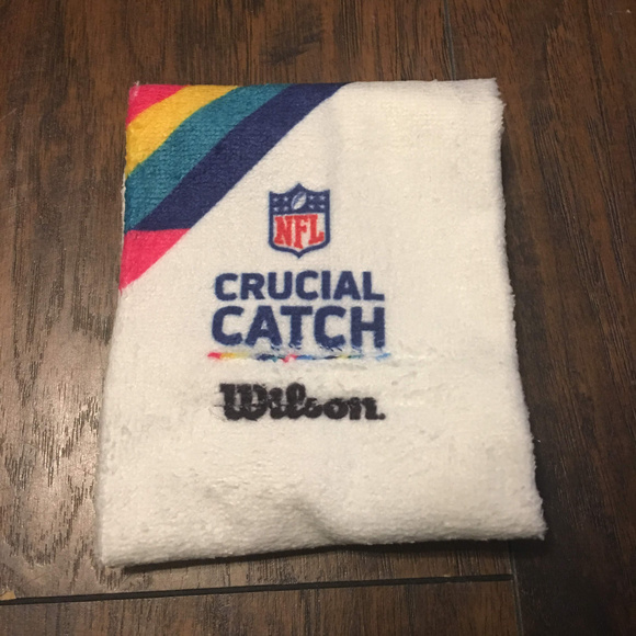 Wilson NFL Crucial Catch Football Belt Towel - Picture 6 of 8